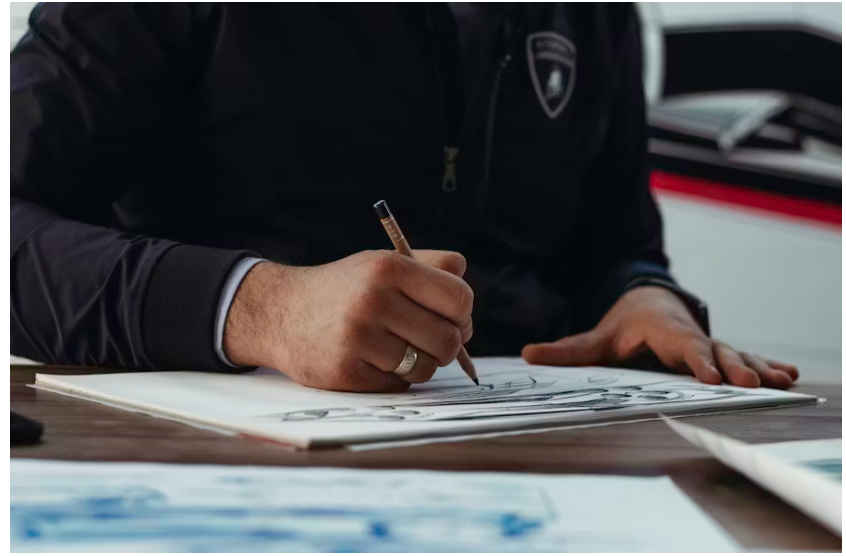Diseñador trabajando en boceto de auto